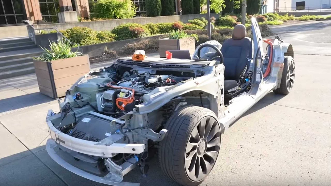 Kako hitra je povsem gola Tesla?