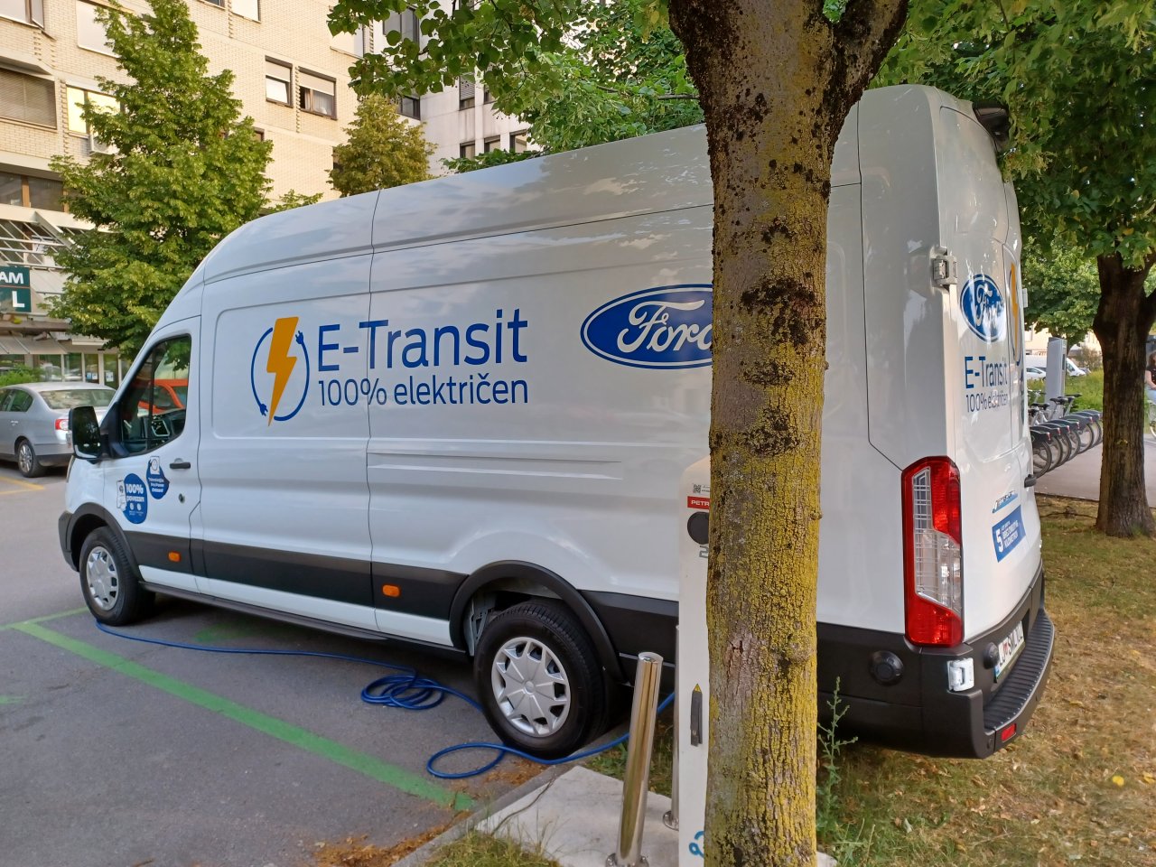 Električni Transit za primestno rabo