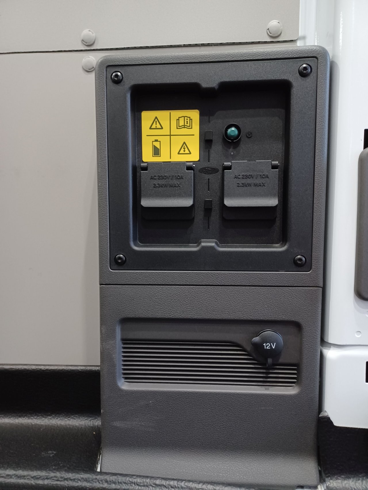 Električni Transit za primestno rabo