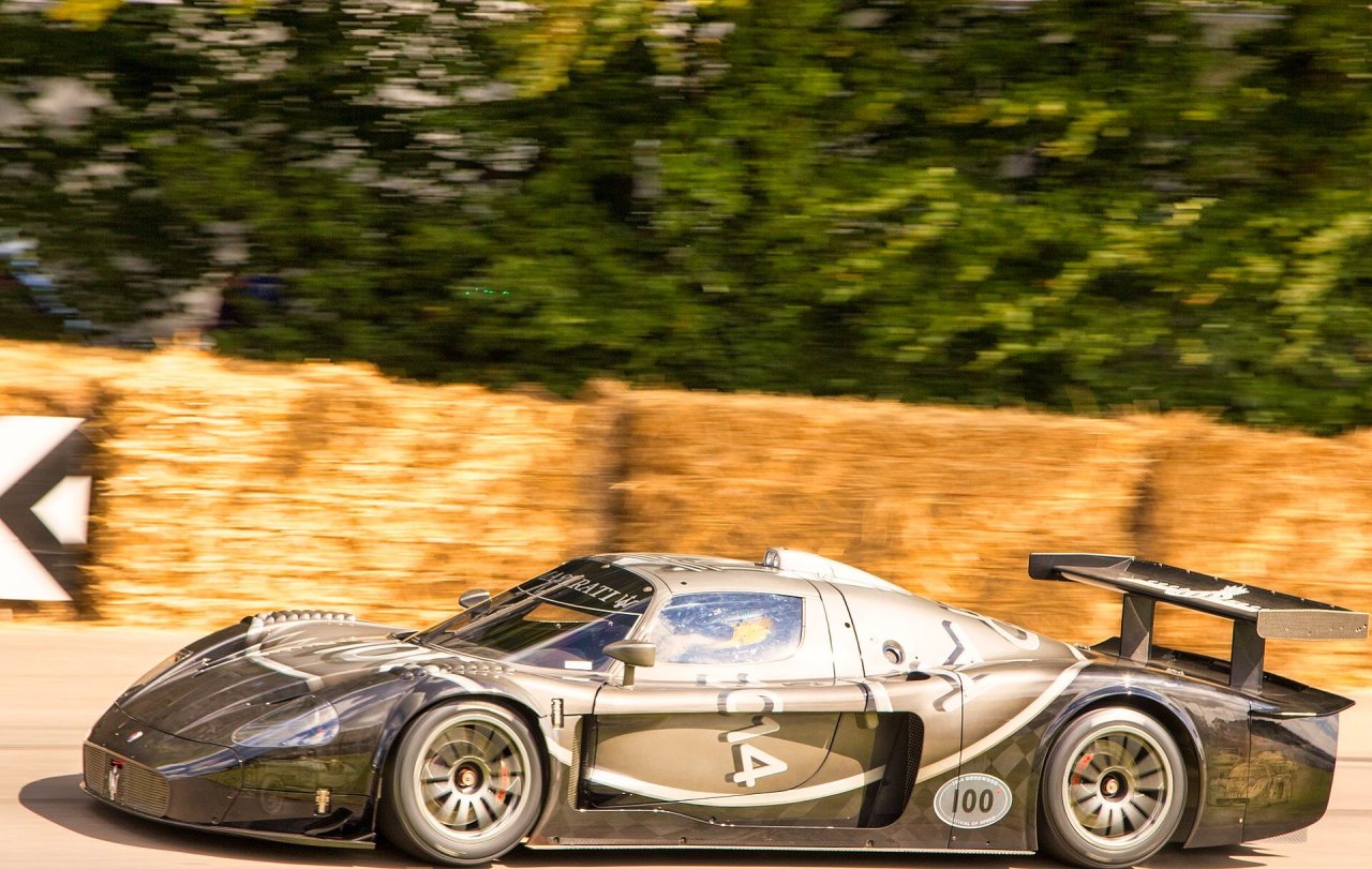 Z MC12 na osnovi Ferrarija Enzo se je Maserati po dolgih letih odsotnosti vrnil tudi na dirke.