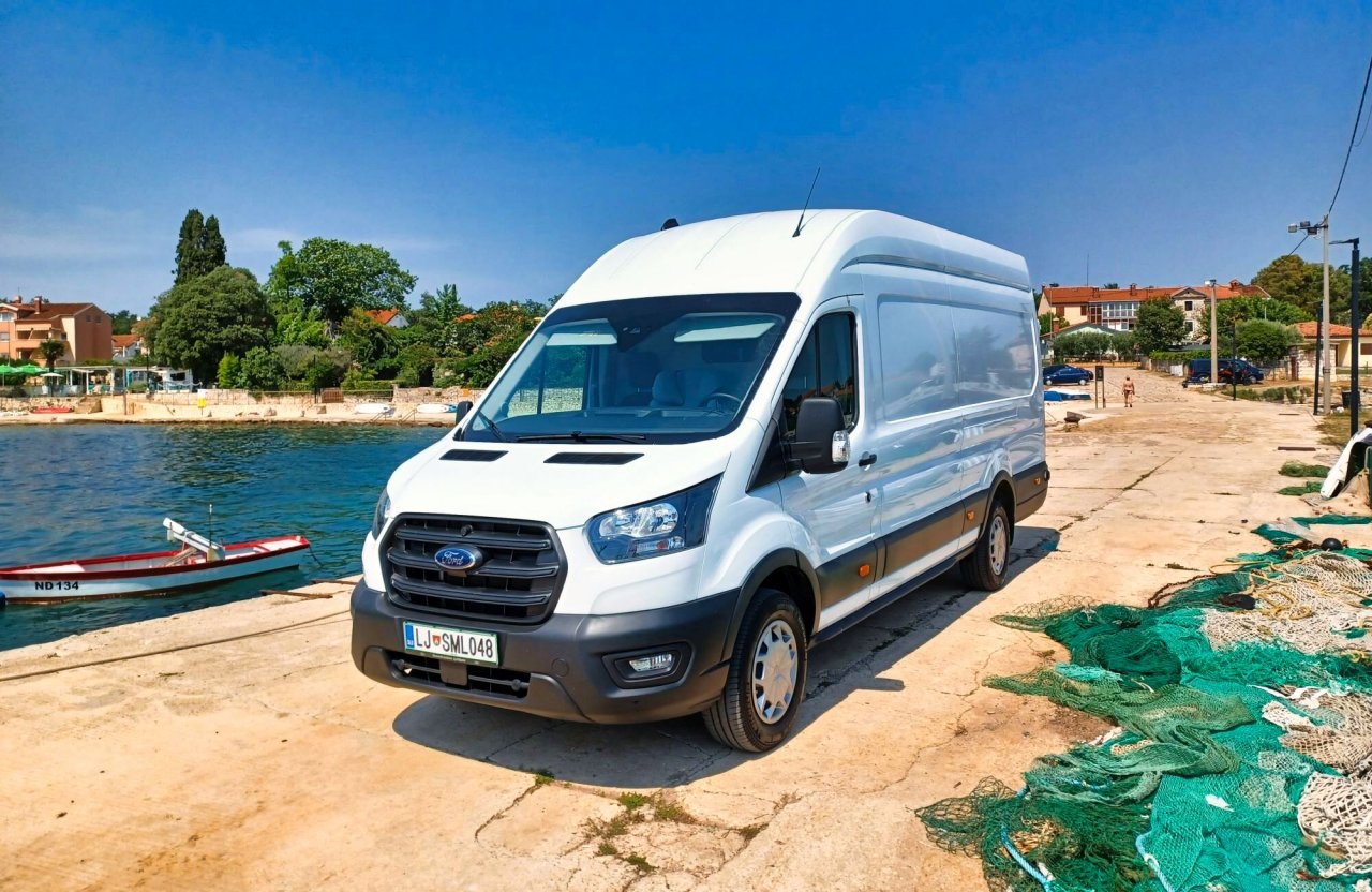 Orjaški dizelski furgon za dolge proge