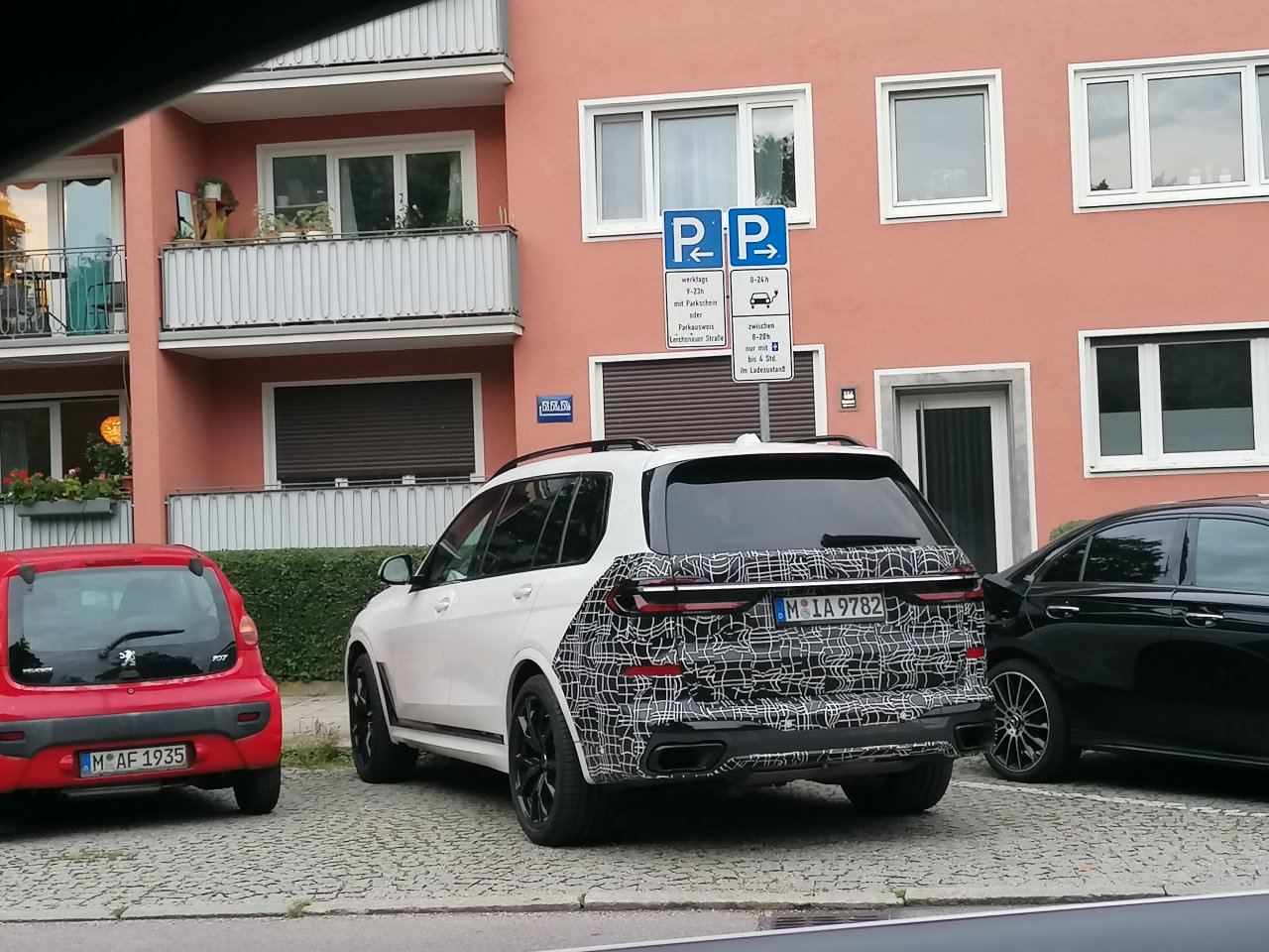 V gnezdu maskiranih Bavarcev