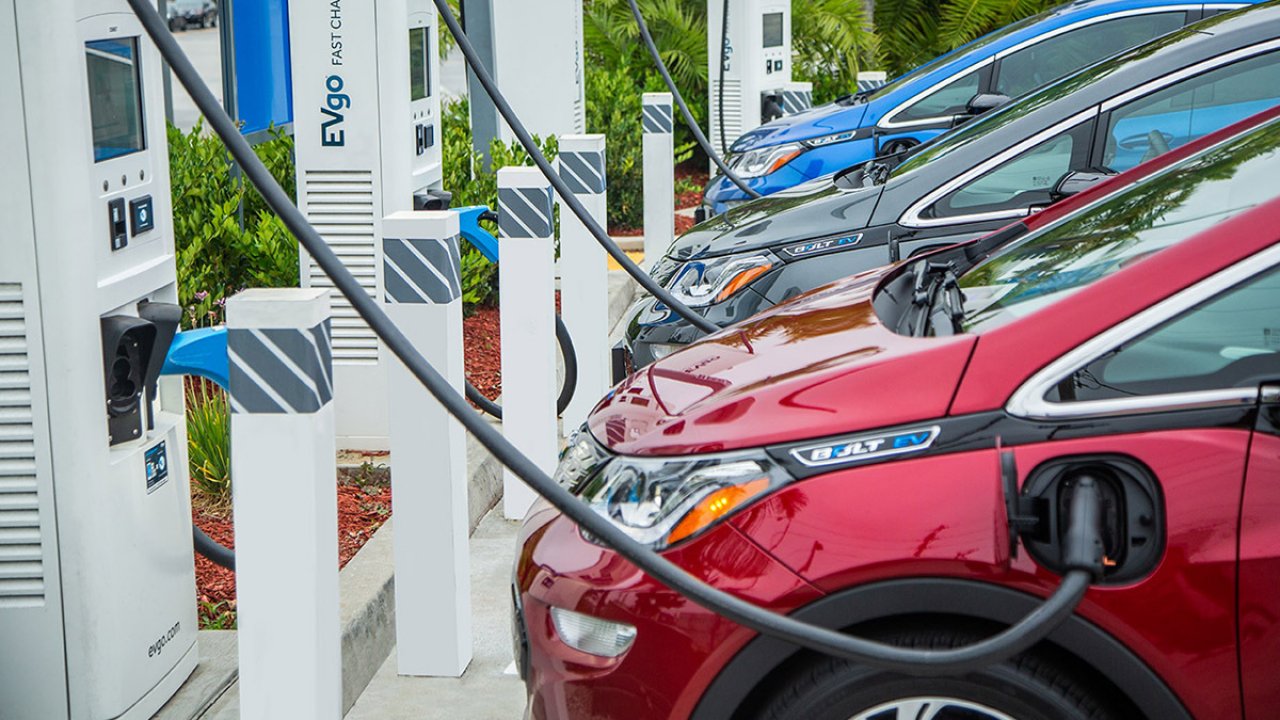 Veliko držav tik pred množično širitvijo električnih vozil