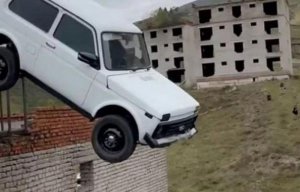 Ponesrečen skok Lade Nive s strehe na streho