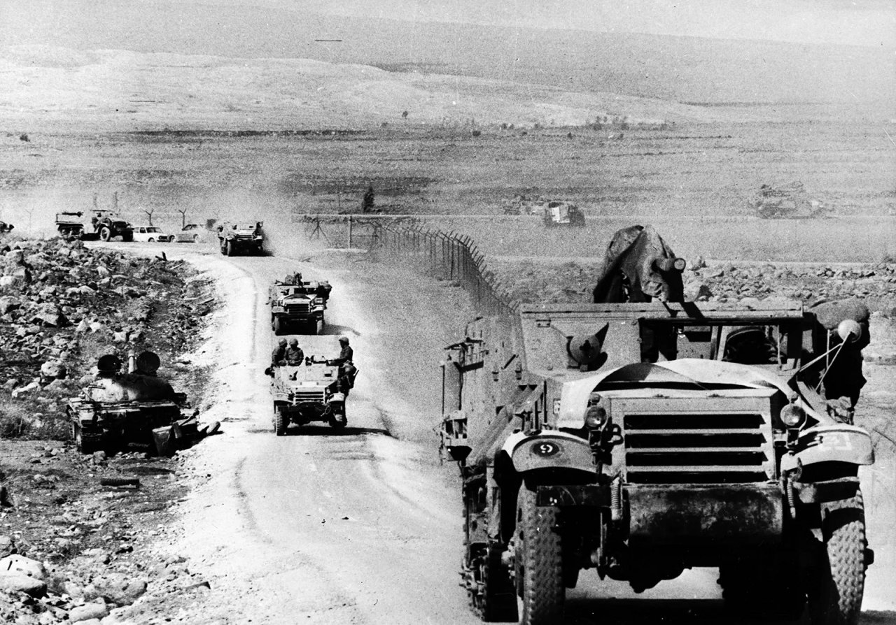 Egipt in Sirija sta 6. oktobra 1973 napadla Izrael, da bi si povrnila izgubljena ozemlja v šestdnevni vojni 1967.