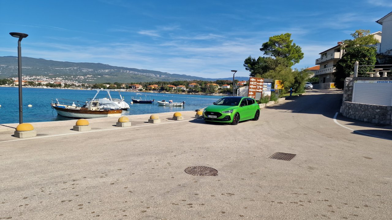 Šilo na severni strani otoka. Ta del gleda na Crikvenico in Novi Vinodolski.
