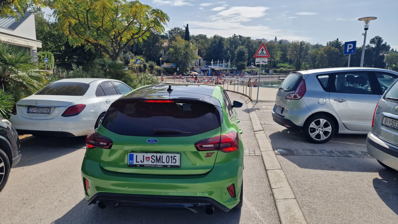 V Malinski je bilo za ta letni čas neverjetno veliko ljudi, tako na plaži kot v vodi, vsaj polovica je bilo slovenskih registracij.