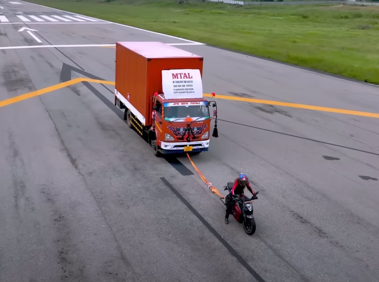 Ali zmore električni motocikel vleči tovornjak in avtobus?