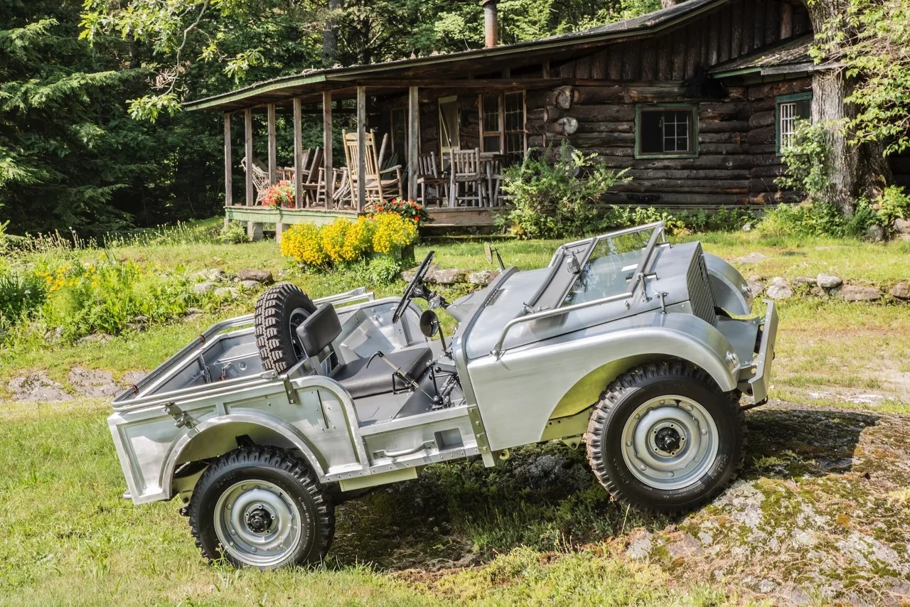 Originalni Center Steer je bil izgubljen takoj po nastanku, replika pa zelo spominja na jeep willys.