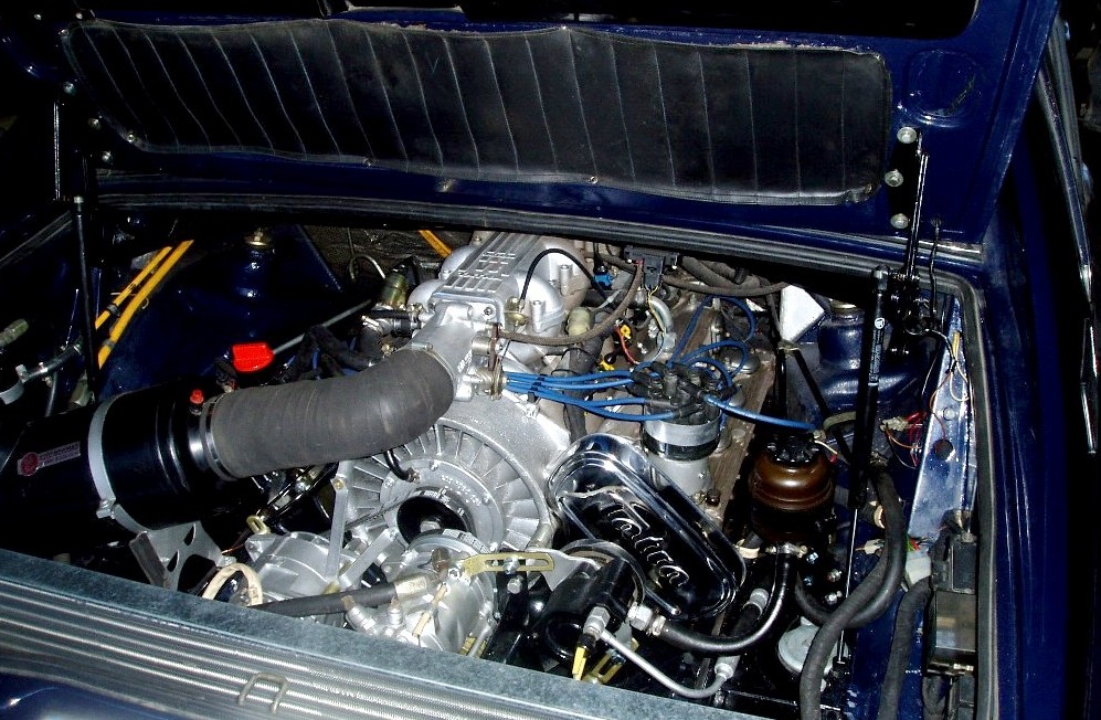 Zračno hlajeni V8, nameščen zadaj, je bil eksotika že sam po sebi. Po nagradnji z vbrizgom je dajal tudi spodbudne številke moči.