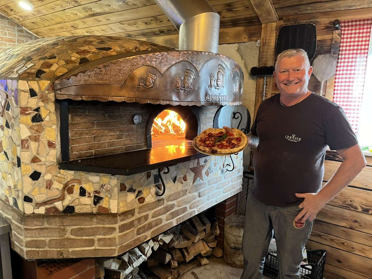 Tam na Goričkem smo preizkusili napoletansko pizzo iz največje peči pri nas. 