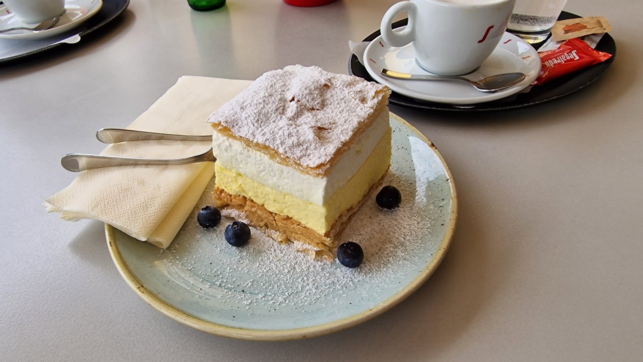 Blejska kremšnita ima zelo pestro in bogato zgodovino in ni le sladica.