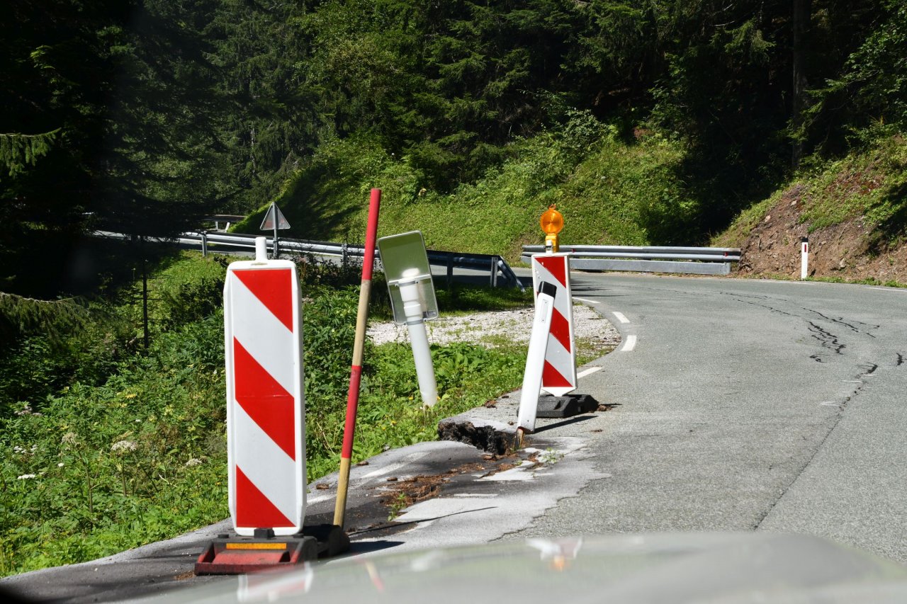 Cesta na Jezersko je ... milo rečeno razj...a do konca in bo v parih letih zaprta. V enem od takih kontra ovinkov je nasproti prismodil Helmut in skoraj smrt po Darwinu storil. 