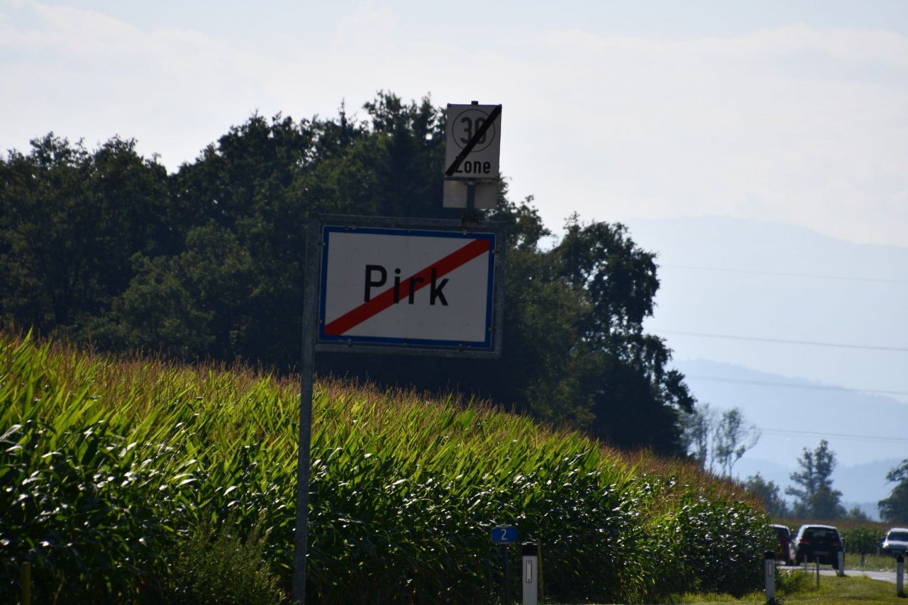 Pirkota imajo Avstrijci radi - različnih tabel je v izobilju, včasih ga celo prečrtajo. Če bi ga "slovenili", bi postal Breško?