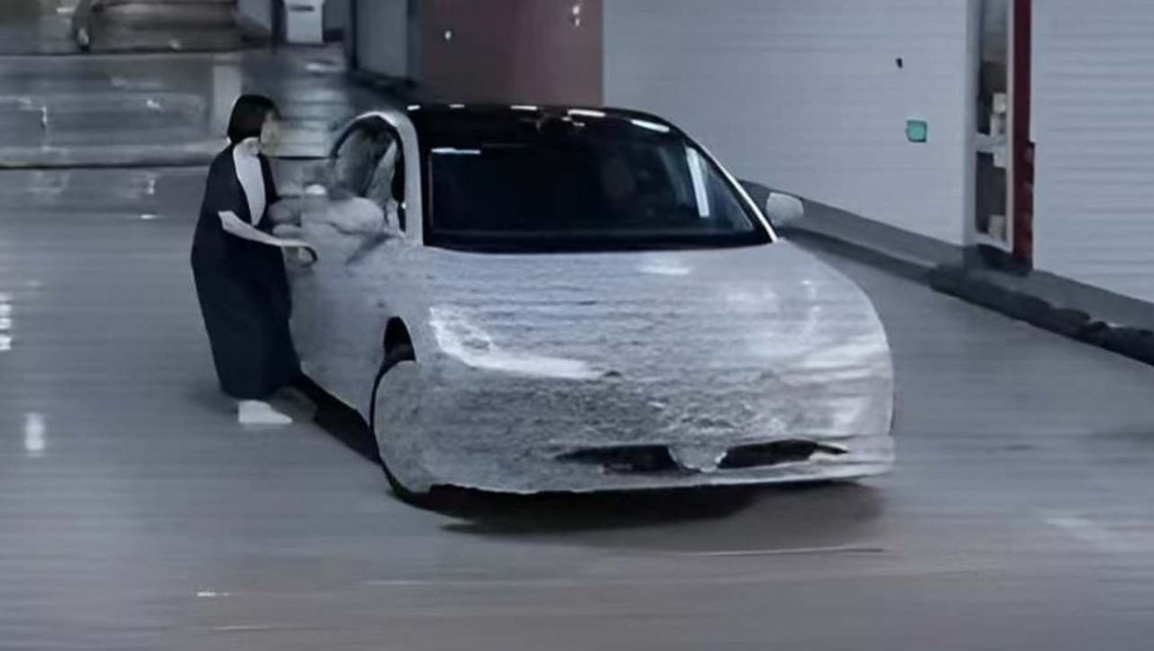 Bočno parkiranje kitajskega prototipa je videti kot čarovniški trik