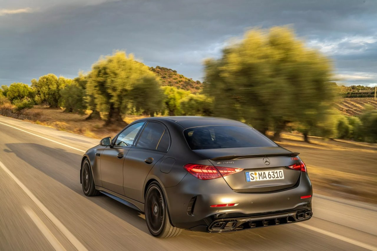 Mercedes brani odločitev o uporabi štirivaljnikov v modelih AMG Mercedes brani odločitev o uporabi štirivaljnikov v modelih AMG