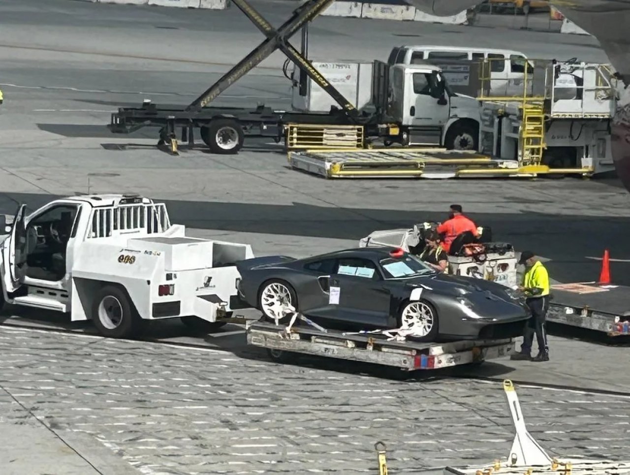 Na letališču v Los Angelesu opazili misterioznega Porscheja Na letališču v Los Angelesu opazili misterioznega Porscheja