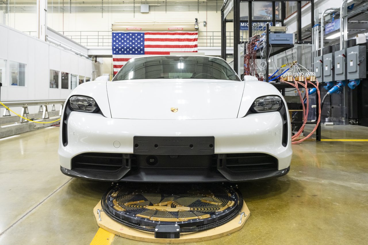 Porsche Taycan rekorder v brezžičnem polnjenju Porsche Taycan rekorder v brezžičnem polnjenju