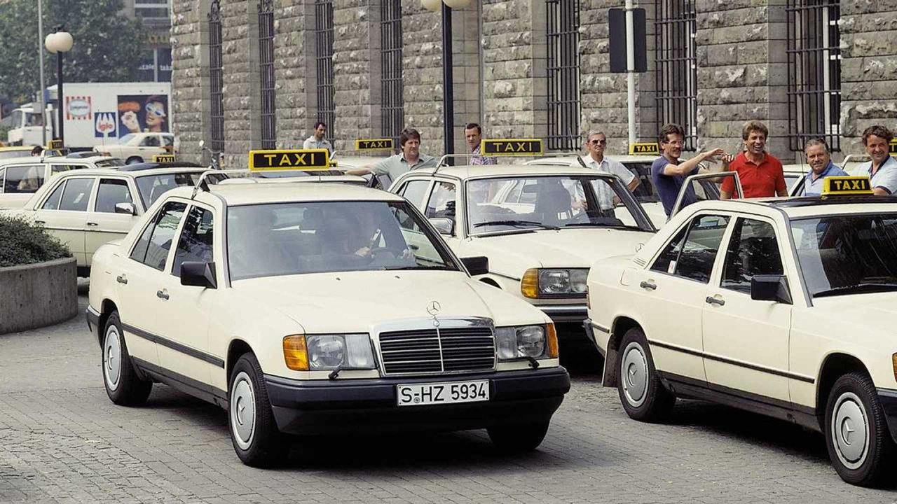 Vozili so jo poslovneži, plejboji, taksisti, reševalci in pogrebci