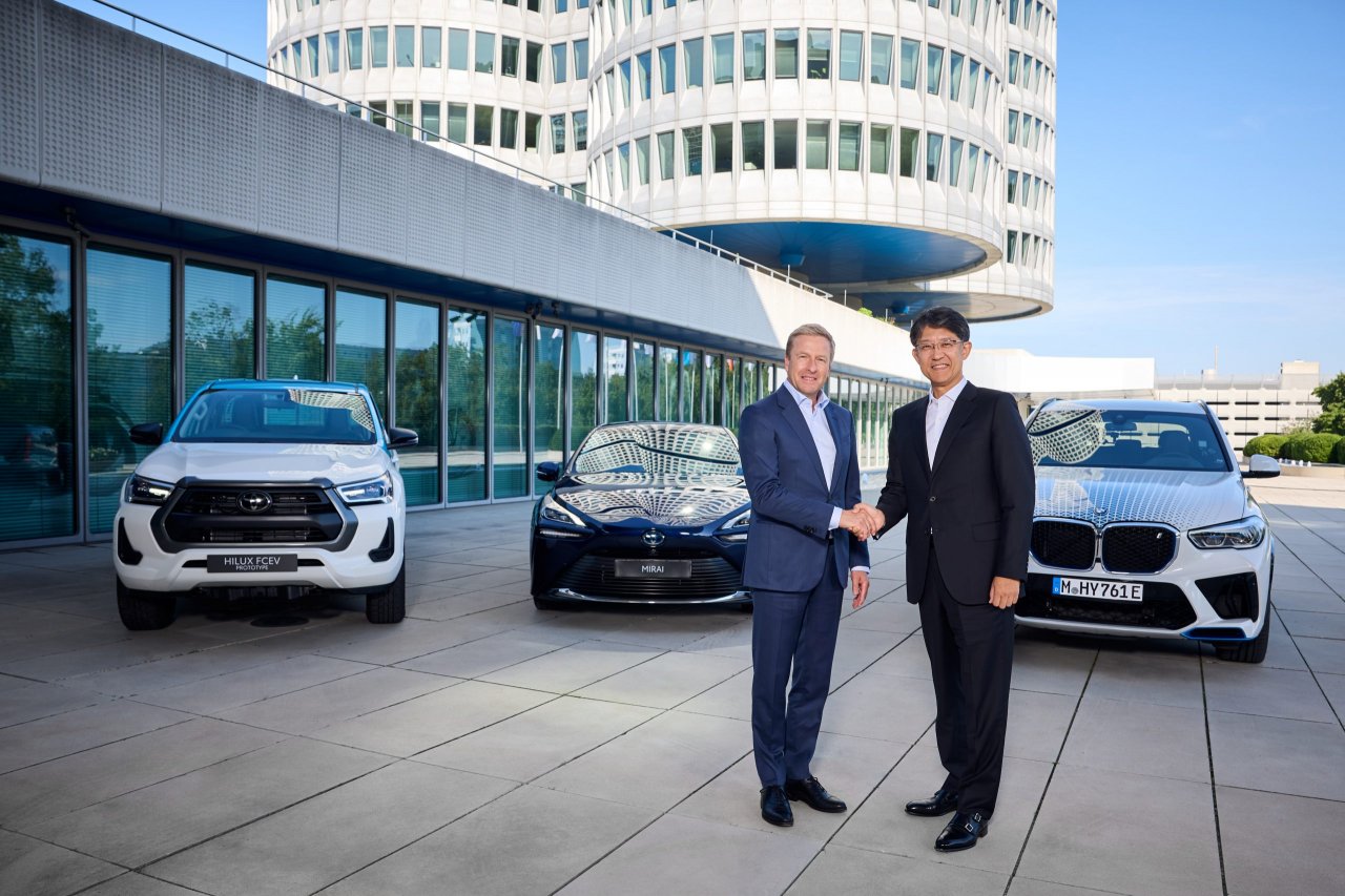 BMW še vedno verjame v vodik BMW še vedno verjame v vodik