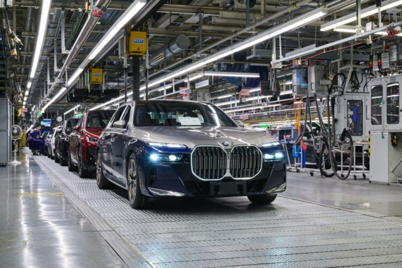 BMW začasno ustavil proizvodnjo v Dingolfingu