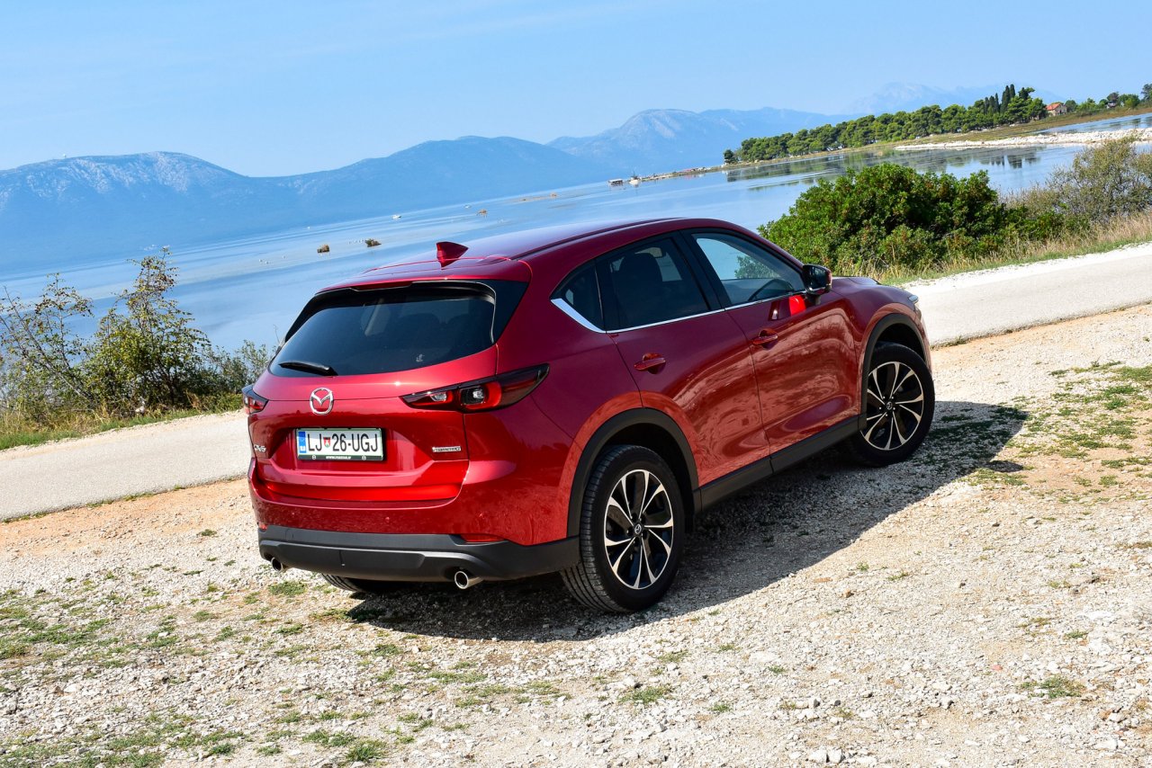 Mazda CX-5 G194 AT Exclusive-line je na naši 1.600 kilometrov dolgi bosanski avanturi spet dokazala, da je lahko udoben potovalnik, ki pa se dobro znajde tudi na slabih cestah. 