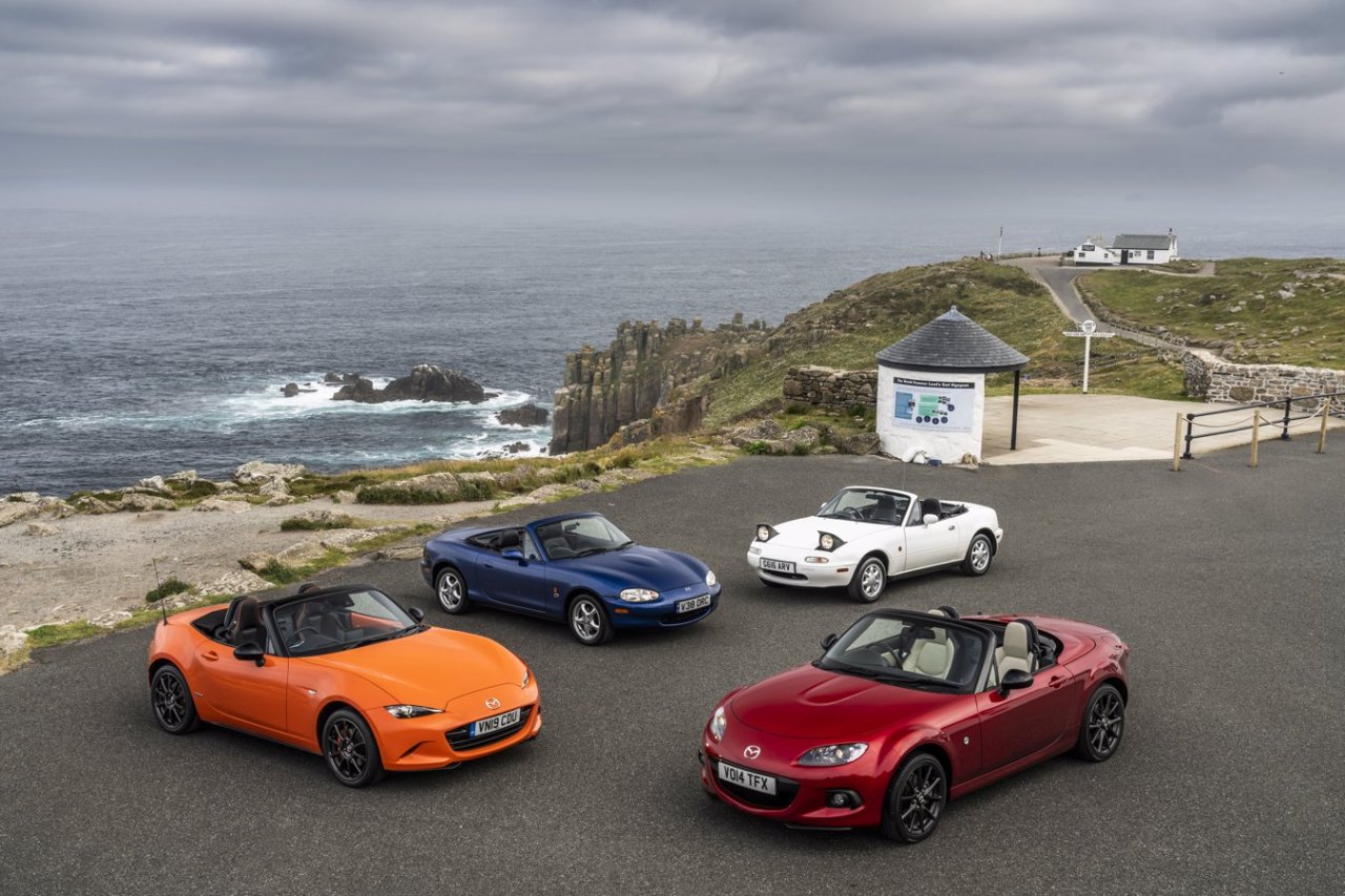 Mazde MX-5 štirih generacij po Veliki Britaniji s trajnostnim gorivom Mazde MX-5 štirih generacij po Veliki Britaniji s trajnostnim gorivom