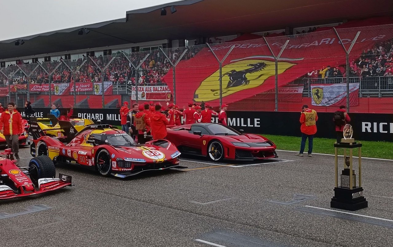 Ferrari F80 v živo