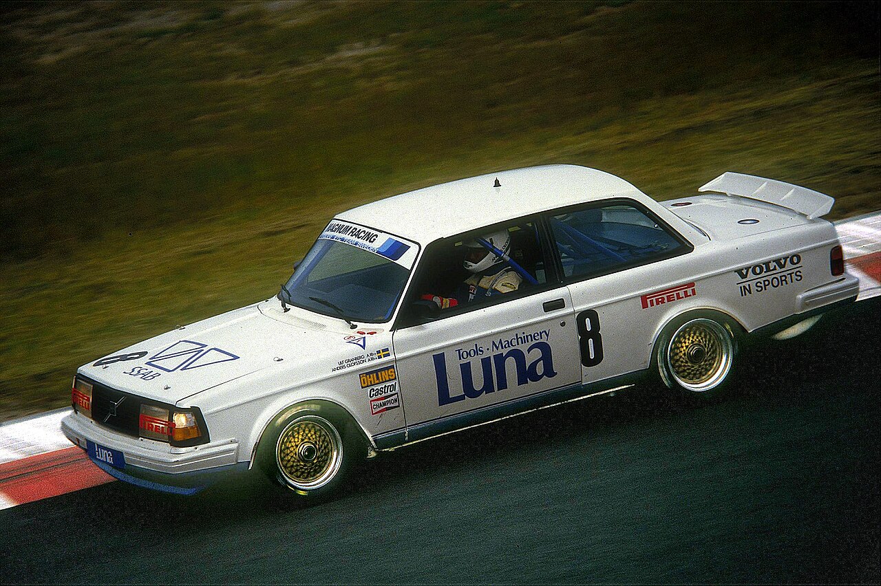 Dirkaški turbo 1985 v Zolderju na turni dirki. Volvo je tistega leta pometel s konkurenco v turnem prvenstvu Evrope.