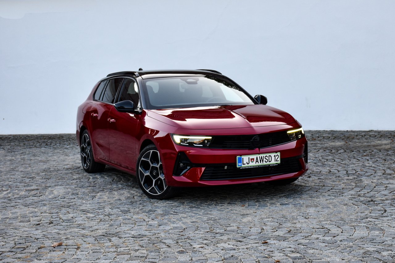Astra Sports Tourer prepriča s svojo moderno športno obliko. Upali bi si celo trditi, da je še bolj skladna od svoje kombilimuzinske sorodnice. 