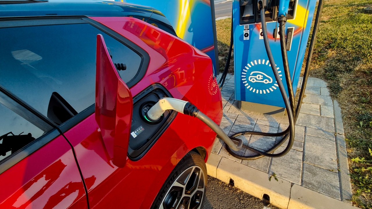 Hitrost polnjenja s 7,4 kW je zadovoljiva (čeprav konkurenca ponuja hitrejše rešitve), tako da je baterijo v idealnih pogojih mogoče napolniti v približno dveh urah.