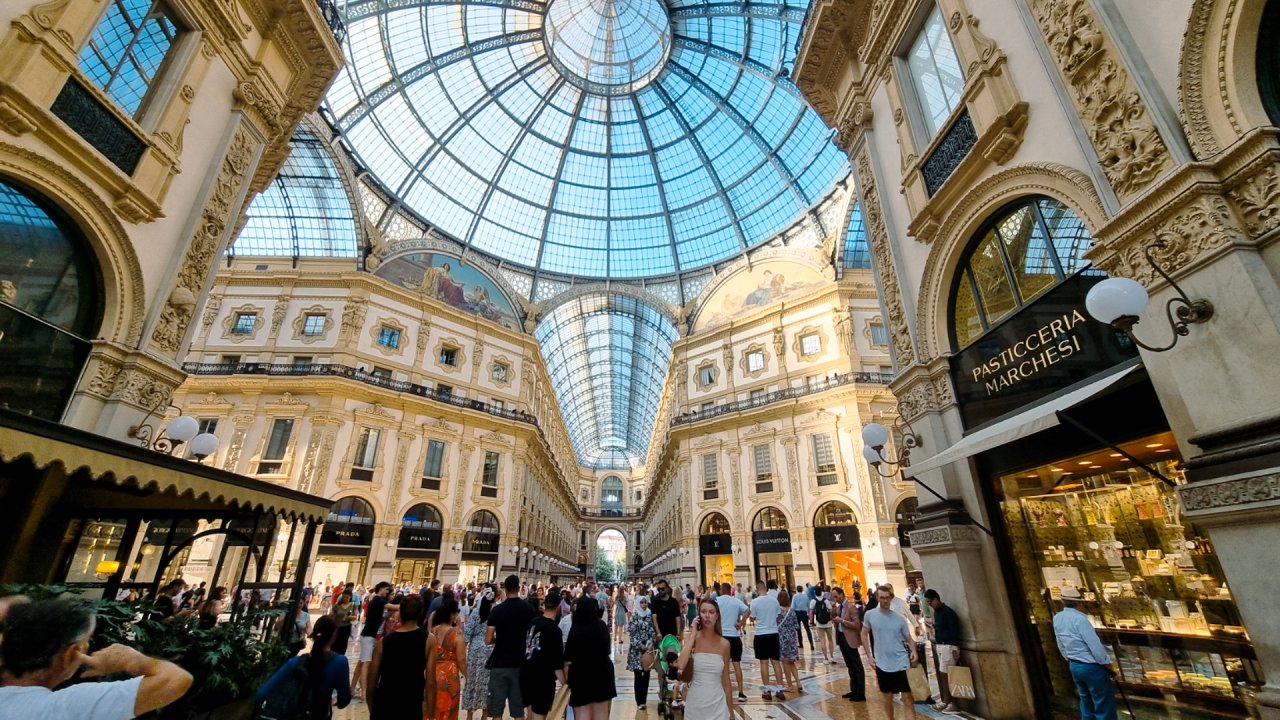 Galerija Vittorio Emanuele II v Milanu je elegantna arkadna trgovska pasaža, ki povezuje Piazza del Duomo in Piazza della Scala. Zgrajena v 19. stoletju, je znana po svojem steklenem stropu in čudovitem mozaiku na tleh. V njej se nahajajo prestižne trgovine, restavracije in kavarne, zaradi česar jo pogosto imenujejo "Milanski salon." Galerija je priljubljeno zbirališče domačinov in turistov, ki uživajo v njenem šarmu in prefinjeni arhitekturi.