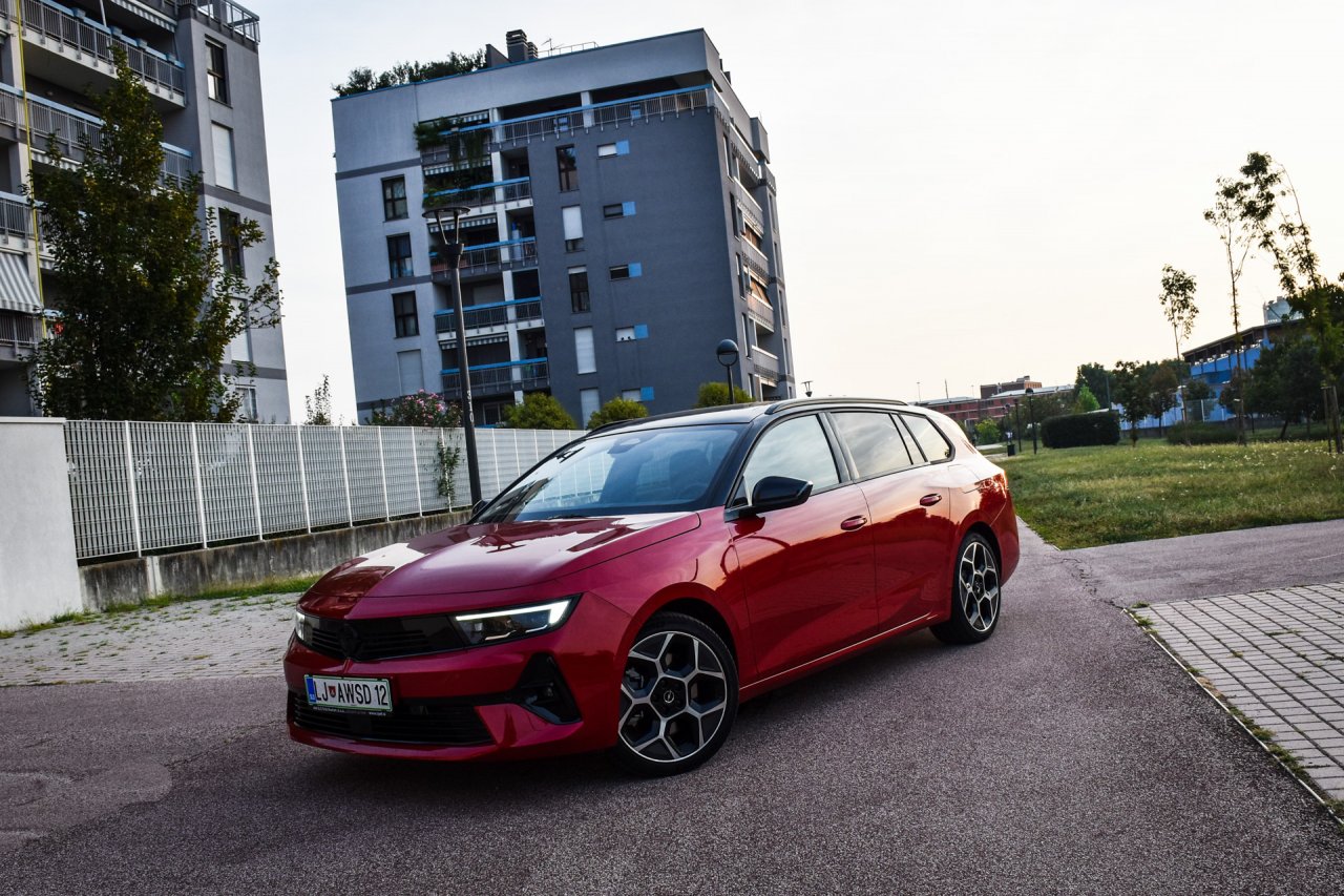 Opel Astra Sports Tourer v predmestju italijanske prestolnice mode.