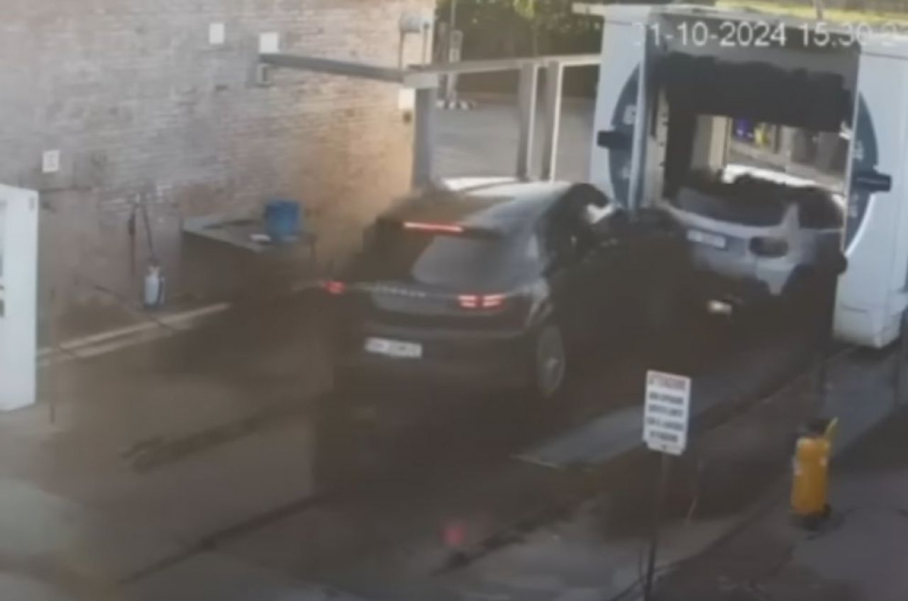 S Porschejem porušil avtopralnico S Porschejem porušil avtopralnico