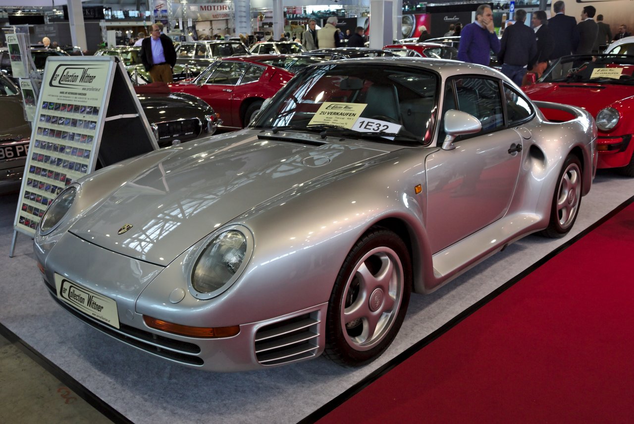 959 S je bil nadgradnja osnovnega modela s še močnejšim motorjem. Narejenih je bilo le 27 primerkov.