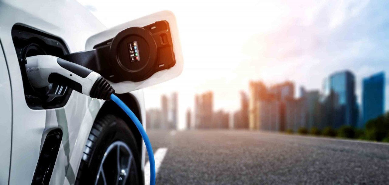 Več kot polovica jih v svoji prihodnosti vidi električni avto