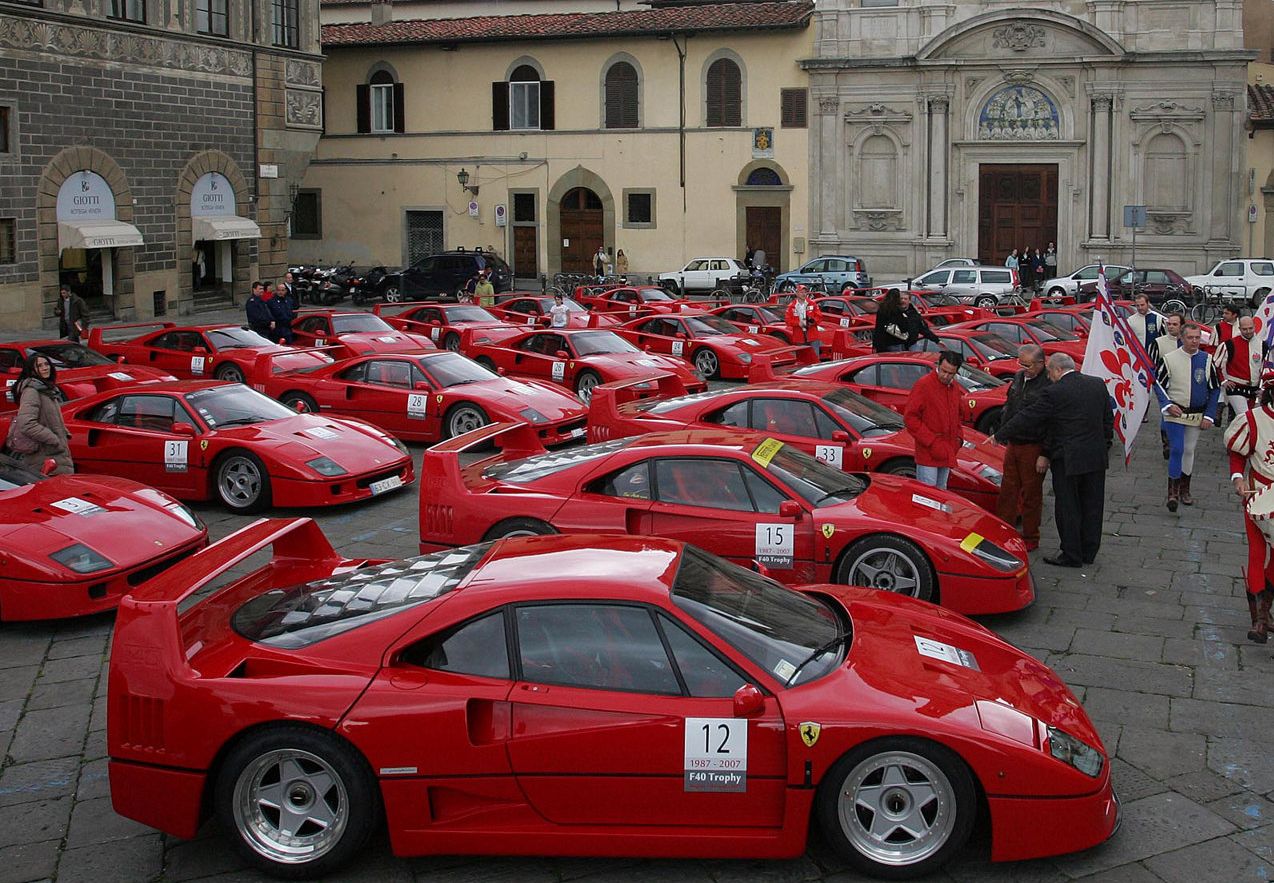2007 se je ob 20-letnici modela v Mugellu zbrala lepa četica F40.
