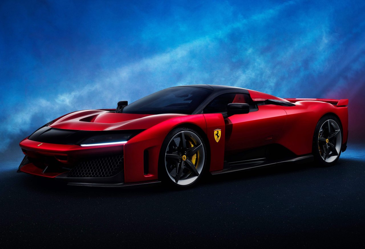 Pred mesecem dni predstavljen F80 ob 80-letnici (3 leta prehitro) Ferrarija je pra-pra vnuk F40 in čisto drugačna zverina.