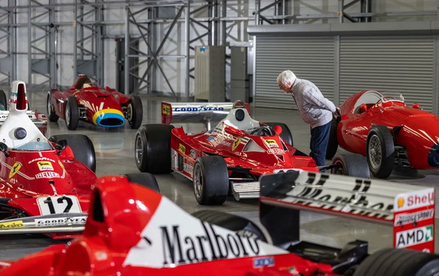 Bernie Ecclestone prodaja svojo zbirko legendarnih dirkalnikov