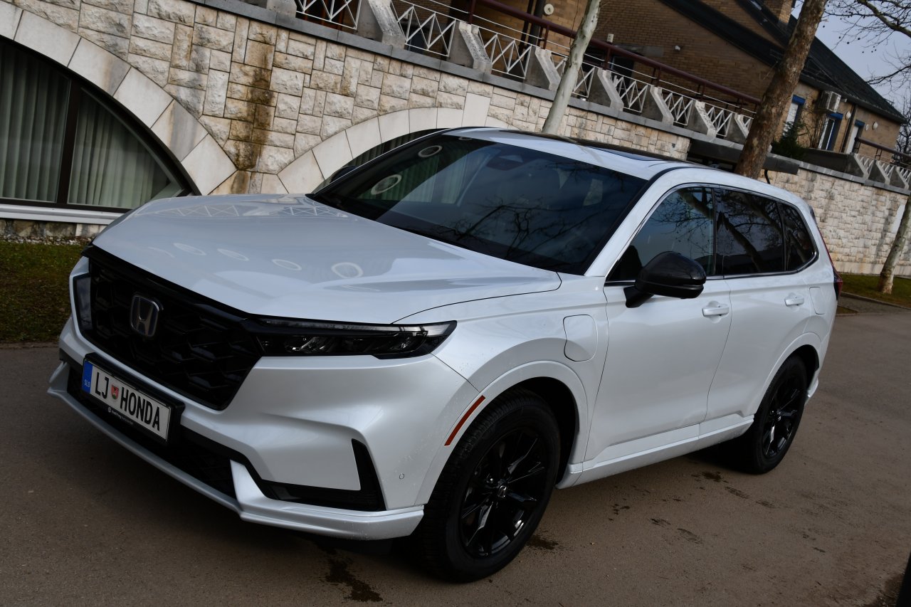 CR-V zdaj še kot priključni hibrid