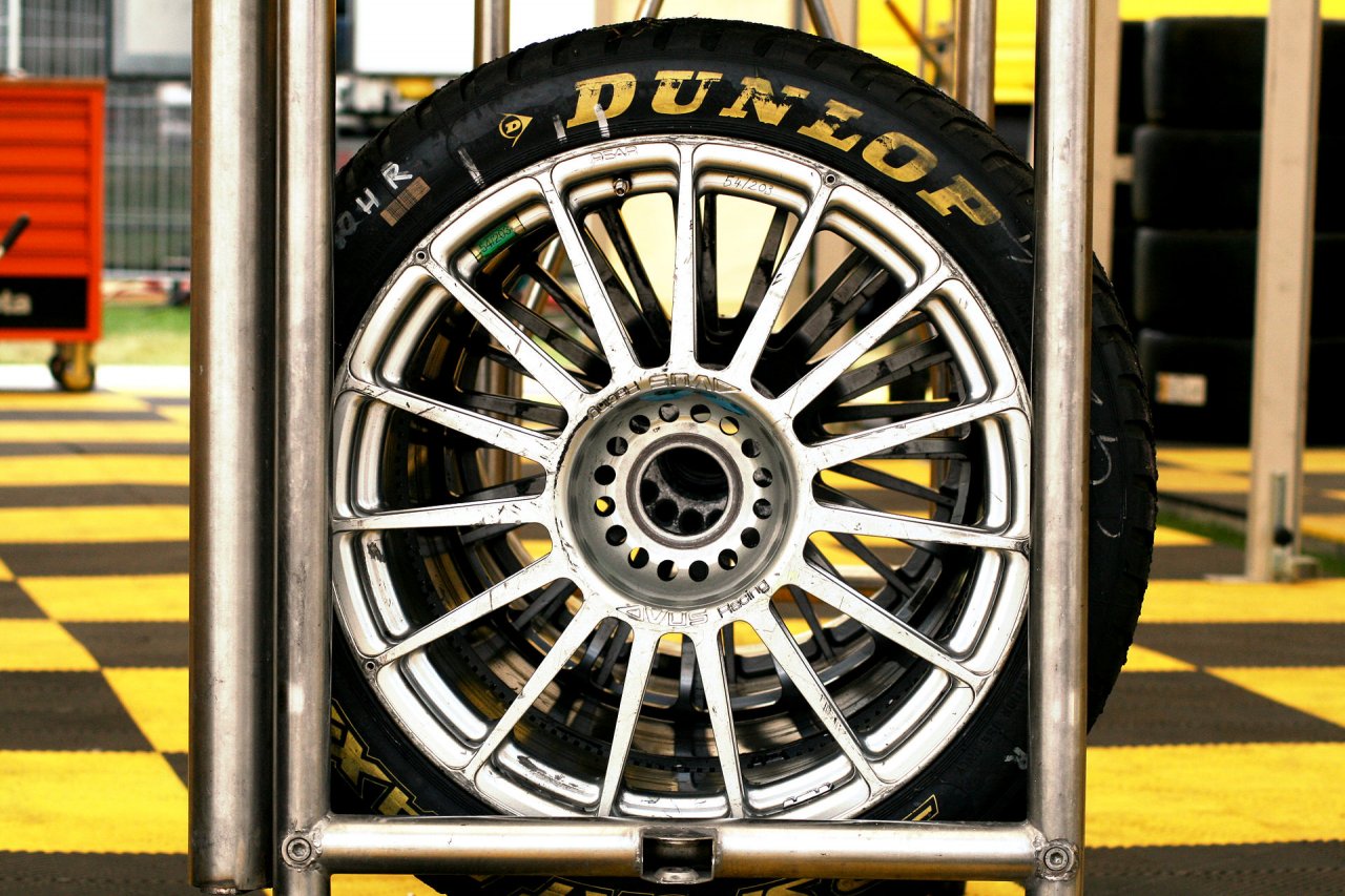 Dunlop v celoti v japonske roke 