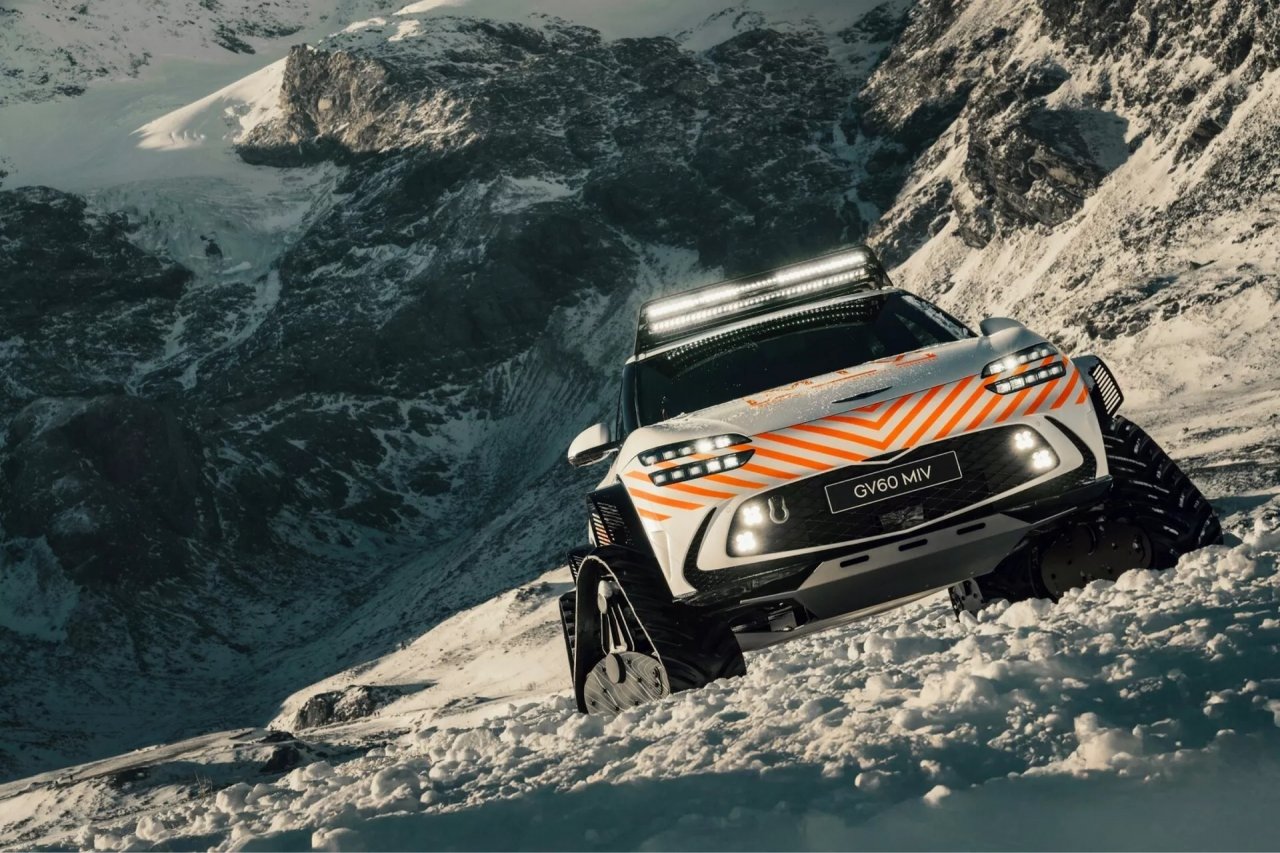 Genesis GV60 kot goseničar za reševanje Genesis GV60 kot goseničar za reševanje
