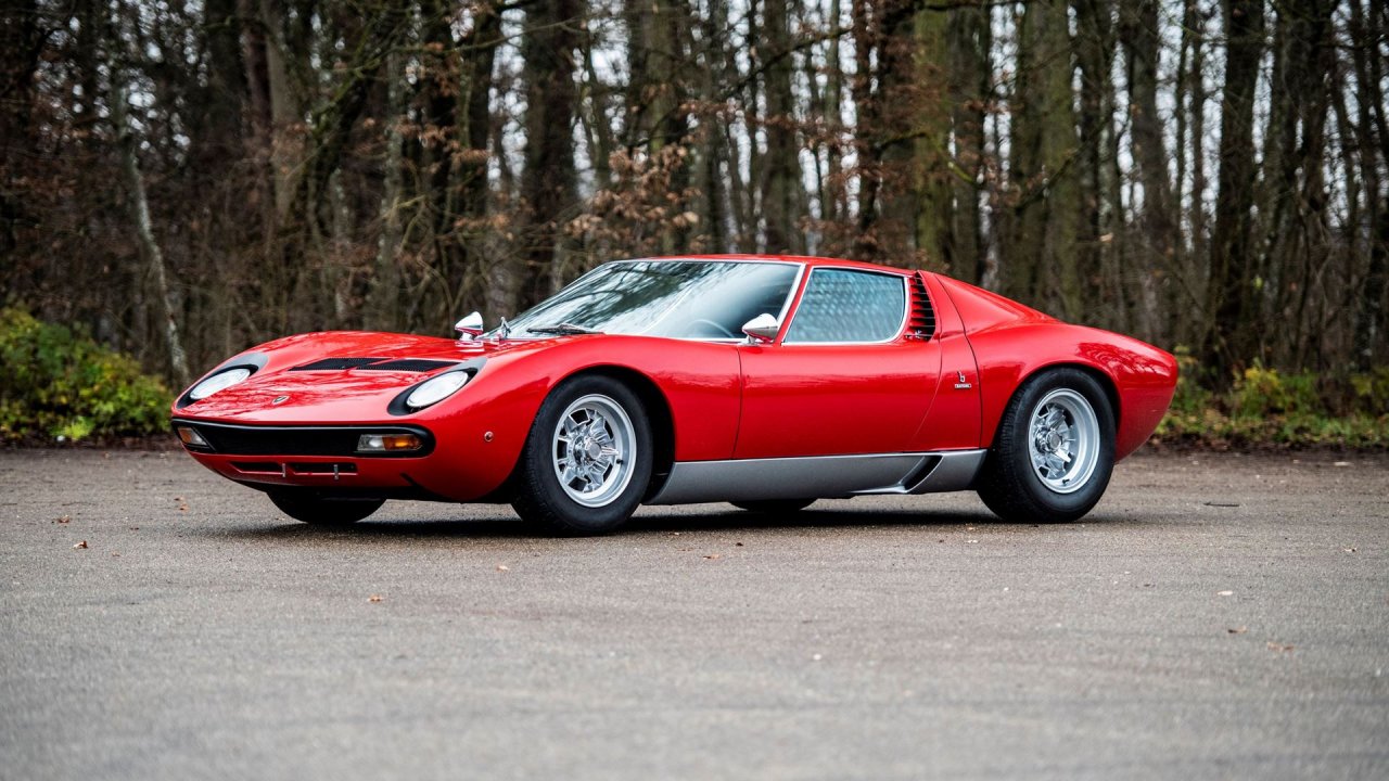 Miura velja za enega najlepših italijanskih avtomobilov iz zlate dobe konca šestdesetih, Countach pa je njegov revolucionarni naslednik, s katerim si deli zasnovo motorja.