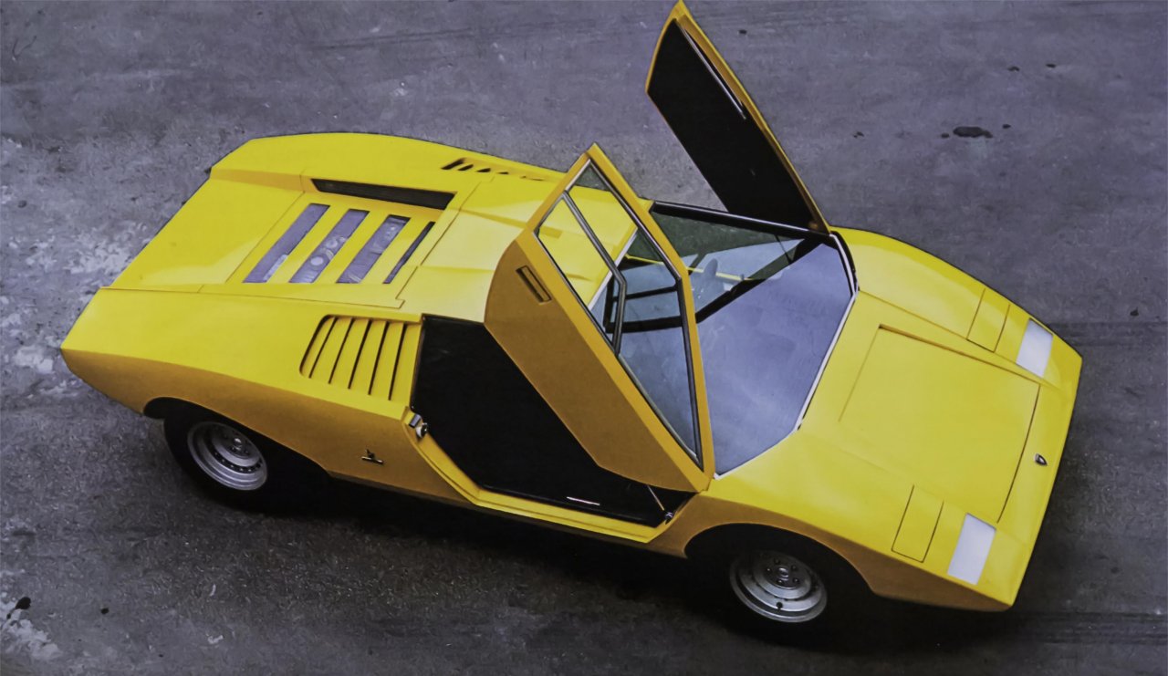 LP 500 je bil prvi prototip, pokazan 1971 v Ženevi. Namesto ogledal ima periskop, po uničenju pa so ga skrbno rekonstruirali pred nekaj leti.