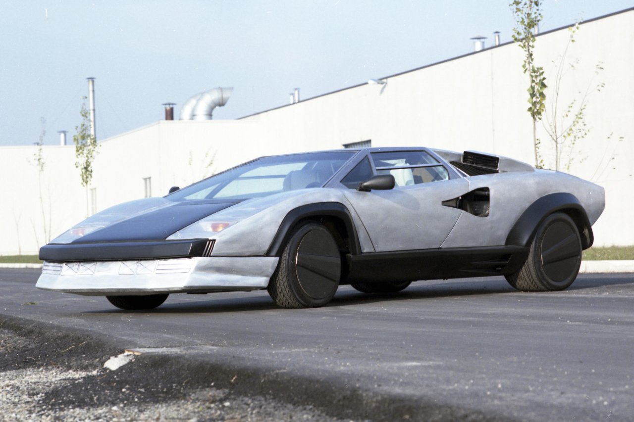 1987 so Lamborghinijevi inženirji sestavili prototip Evoluzione, ki je imel popolnoma drugačno šasijo in gradnjo pretežno iz kevlarja.