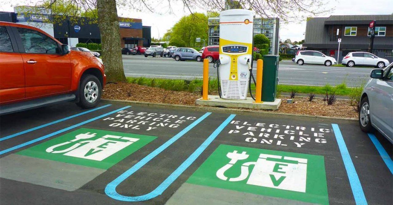 Z lažnim adapterjem parkiral na električni polnilnici