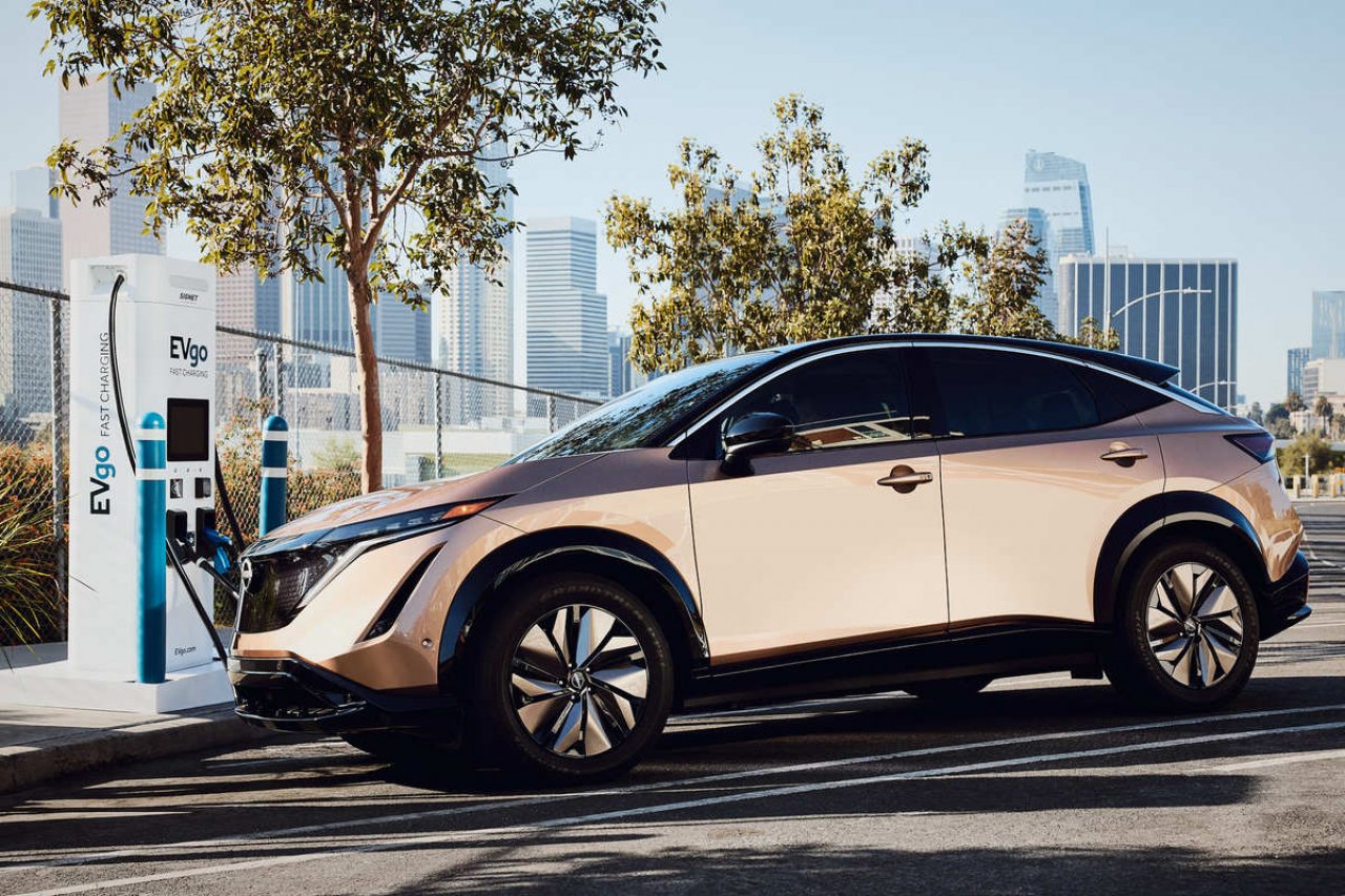 Japonci želijo Nissan povezati s Teslo Japonci želijo Nissan povezati s Teslo