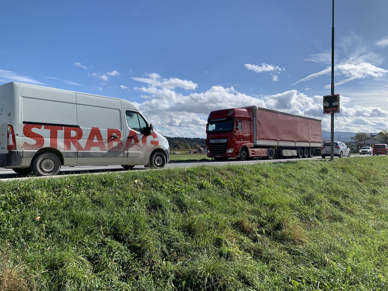 Merijo in opozarjajo na prekratko varnostno razdaljo Merijo in opozarjajo na prekratko varnostno razdaljo
