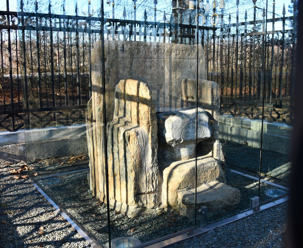 Vojvodski prestol je drugo poglavje ustoličevanja koroških voditeljev, ko je slovenski živelj že bil podrejen habsburškim vladarjem. Uporabljali so ga do leta 1651, že 170 let pa je zaščiten spomenik.