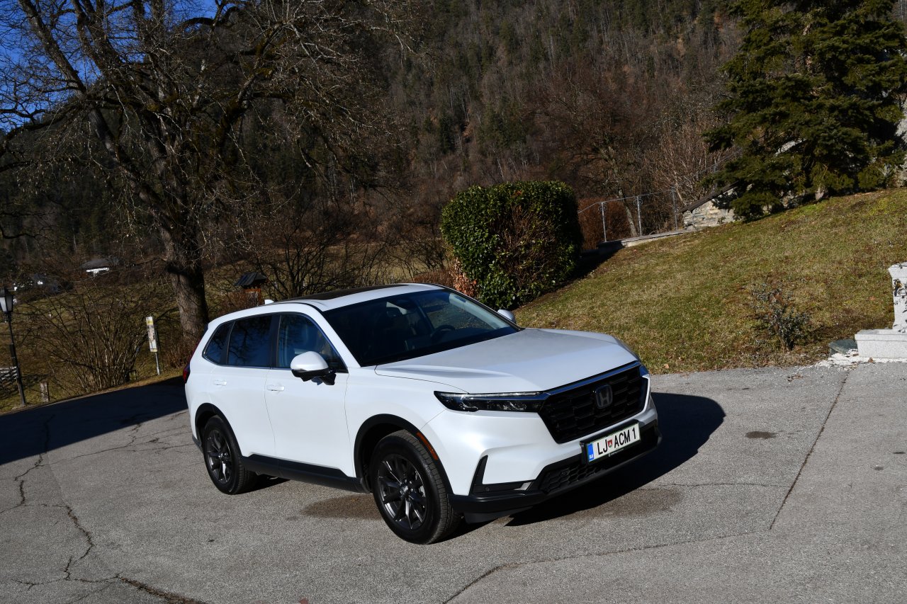 CR-V pri Krnskem gradu - v ozadju je travnik, kjer je na zgornjem robu stal knežji kamen, simbol ustoličevanja koroških knezov, najprej slovanskih in potem germanskih. Kamen je danes spravljen v koroškem parlamentu.